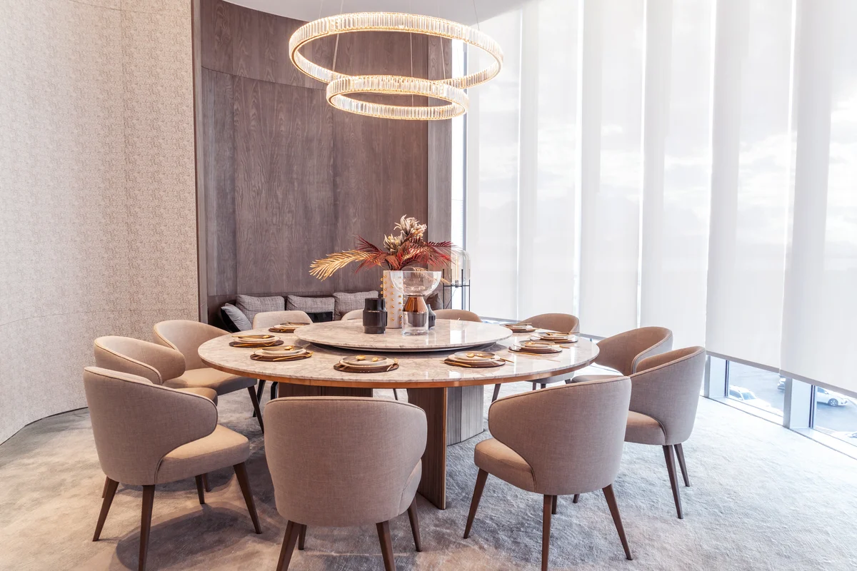 Round dining table