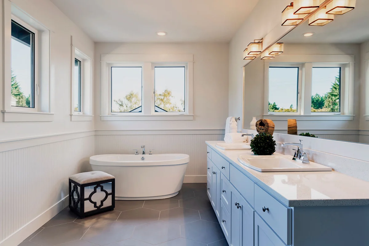 Bathtub and sinks in bathroom