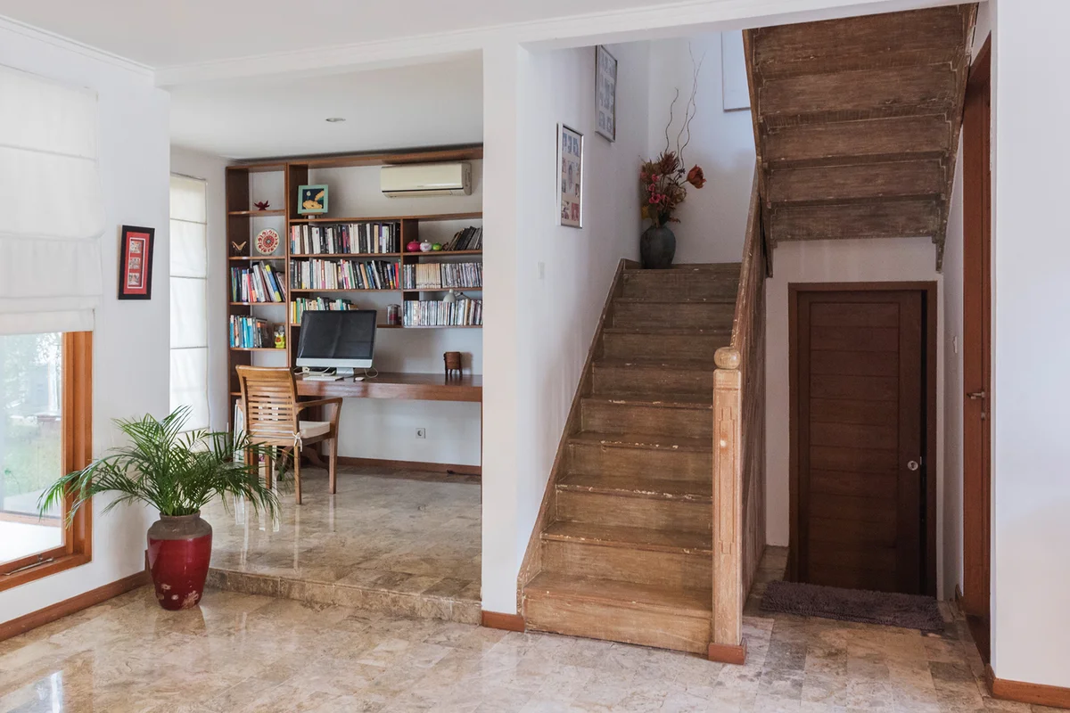 Small home office in an alcove