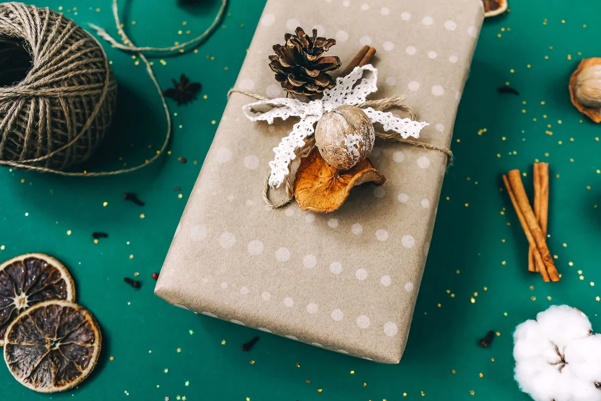 natural decorations on gift boxes
