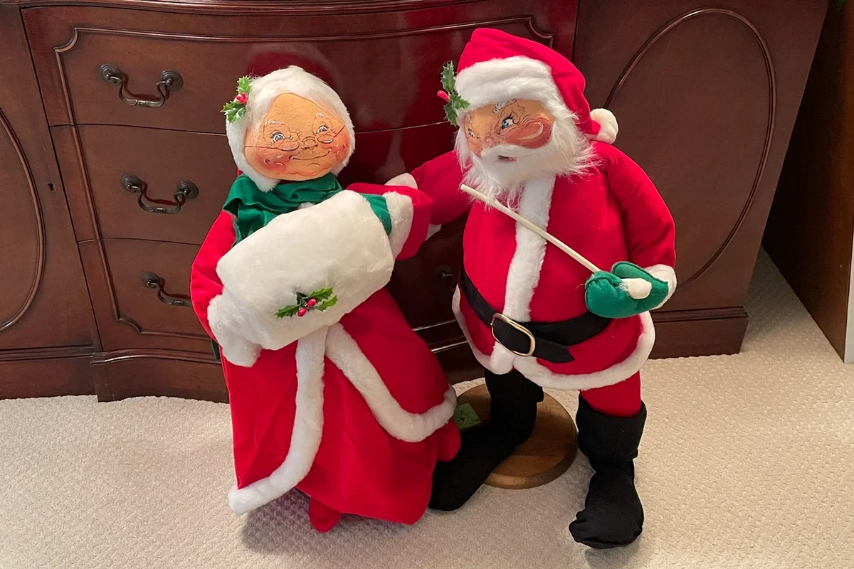 Annalee Mr. and Mrs. Santa Claus dolls