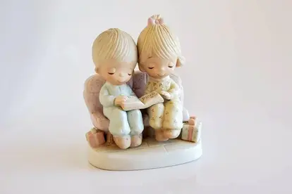 Vintage Precious Moments 1978 "Unto Us a Child is Born" Figurine