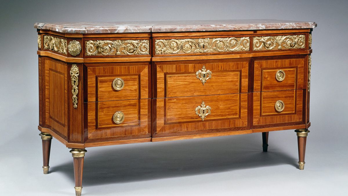 Using Antique Commodes in Present-Day Homes