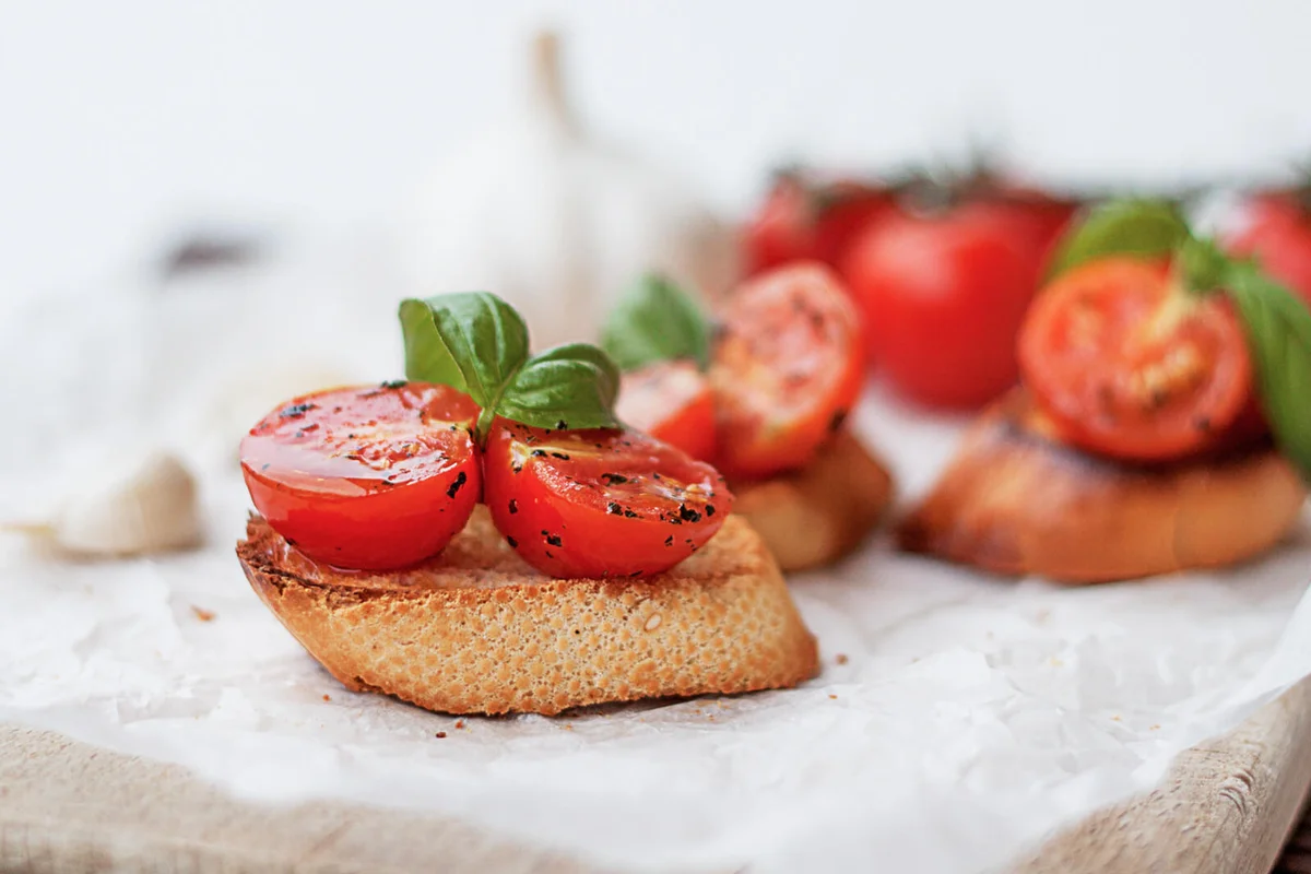 Baguettes with cherry tomatoes, basil and garlic