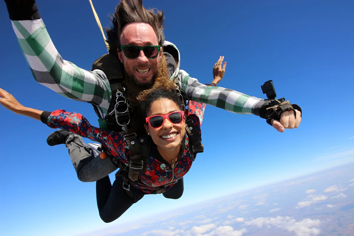 Tandem parachute jump