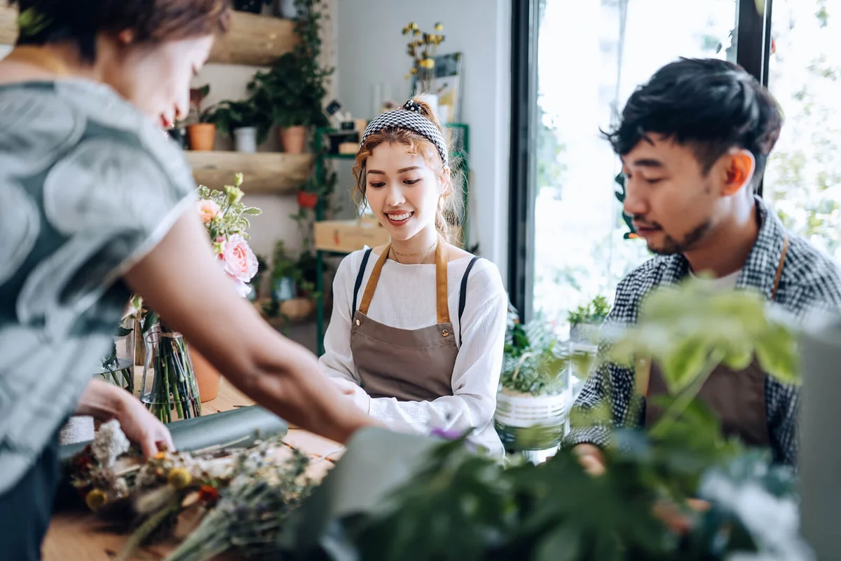 couple attending a floral jamming workshop