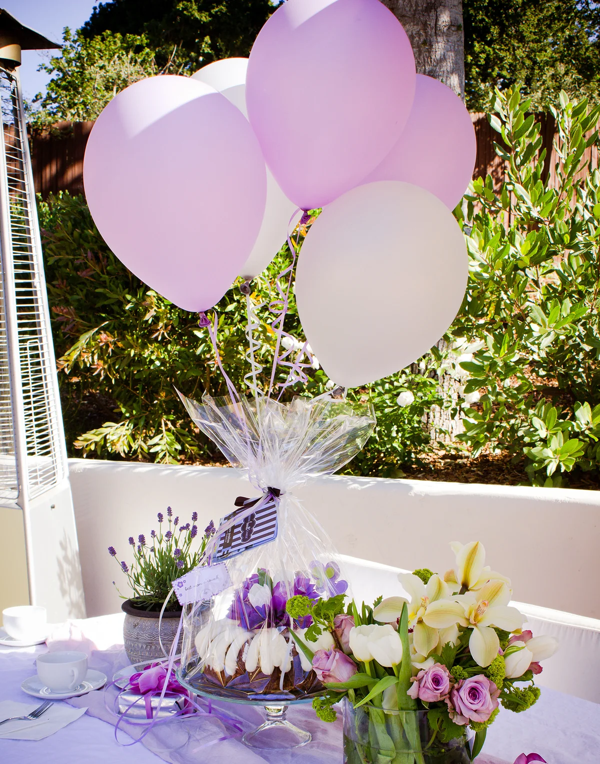 party table with balloon centerpiece