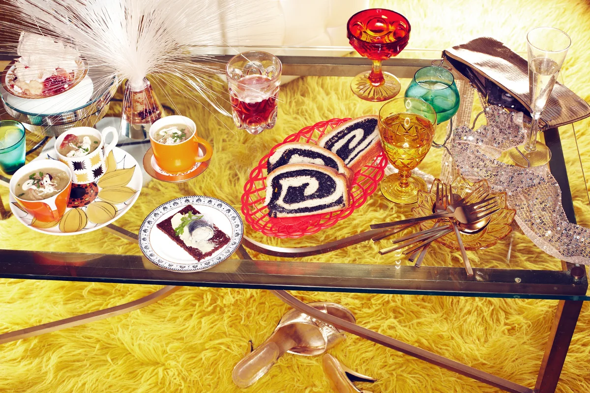 Retro style coffee table with fibre optic lamp and drinking glasses