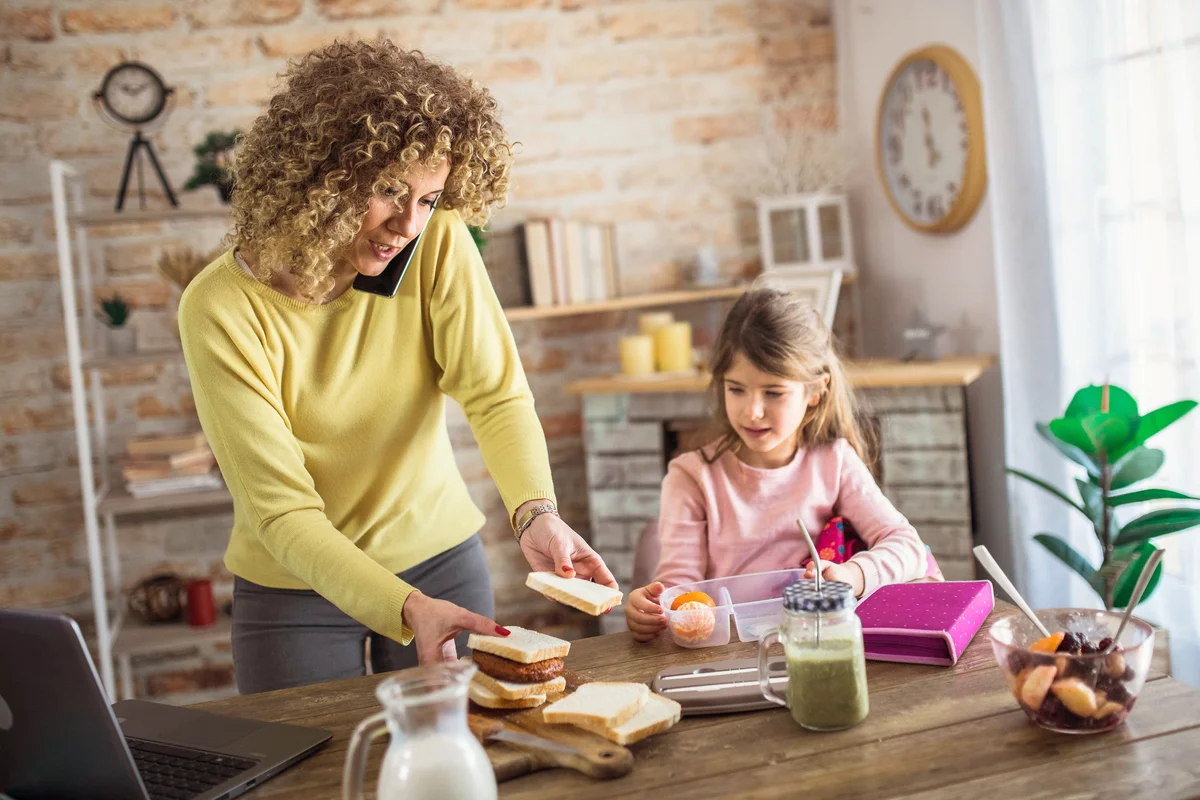 Mother preparing lunch for the child in school