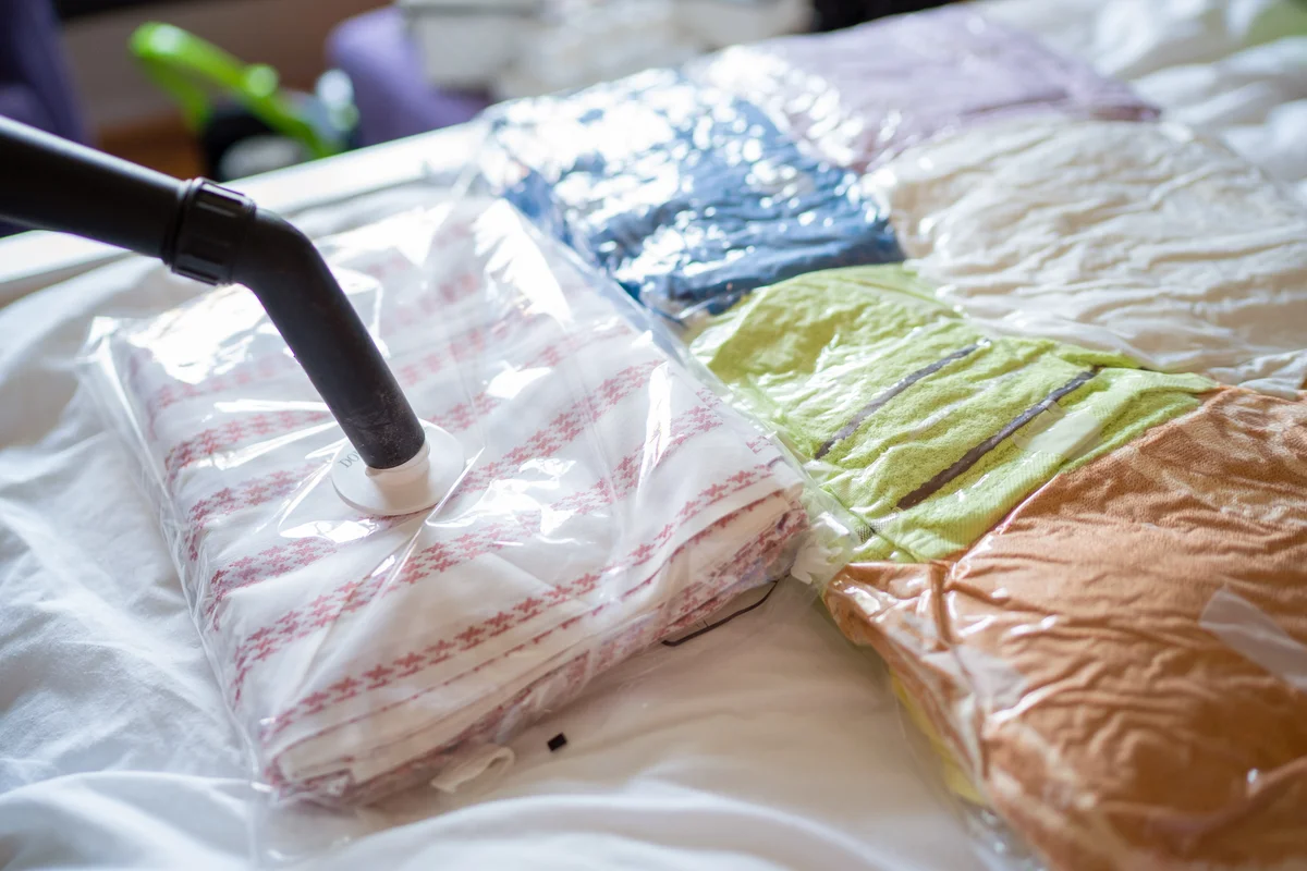 Packing blankets in vacuum bags