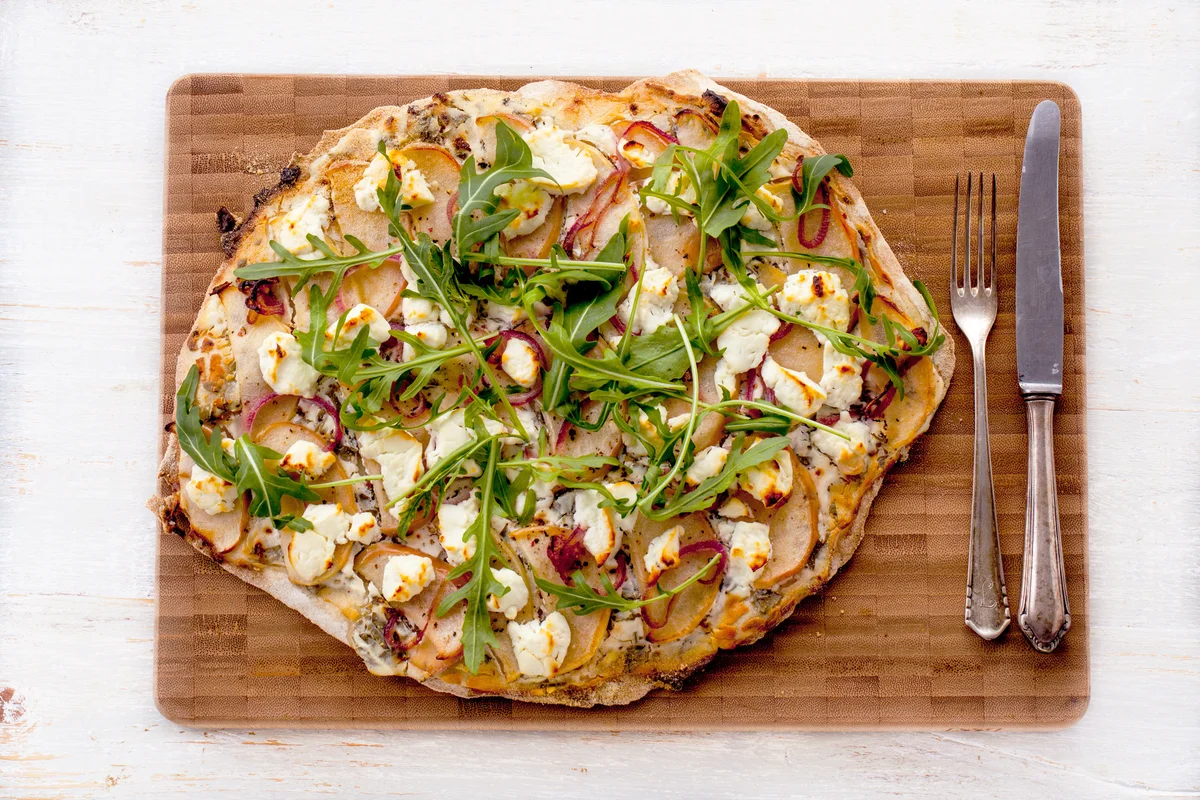 Pizza with goat cheese and apple
