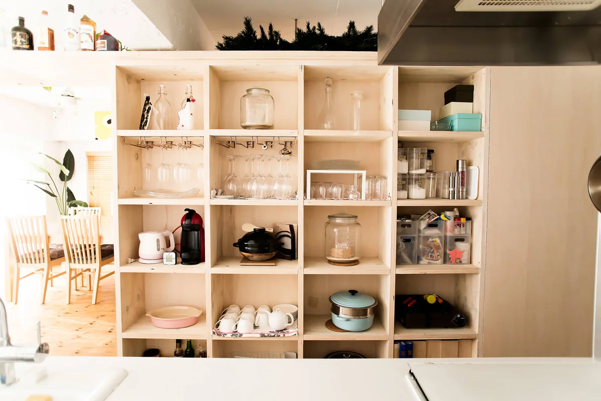 Kitchen into which light comes in