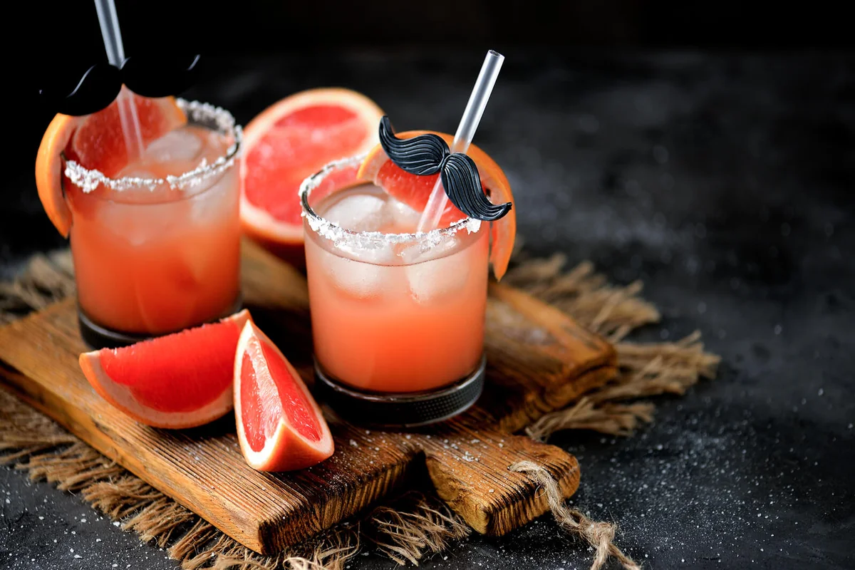 Salty dog with vodka, grapefruit fresh, sea salt and ice.