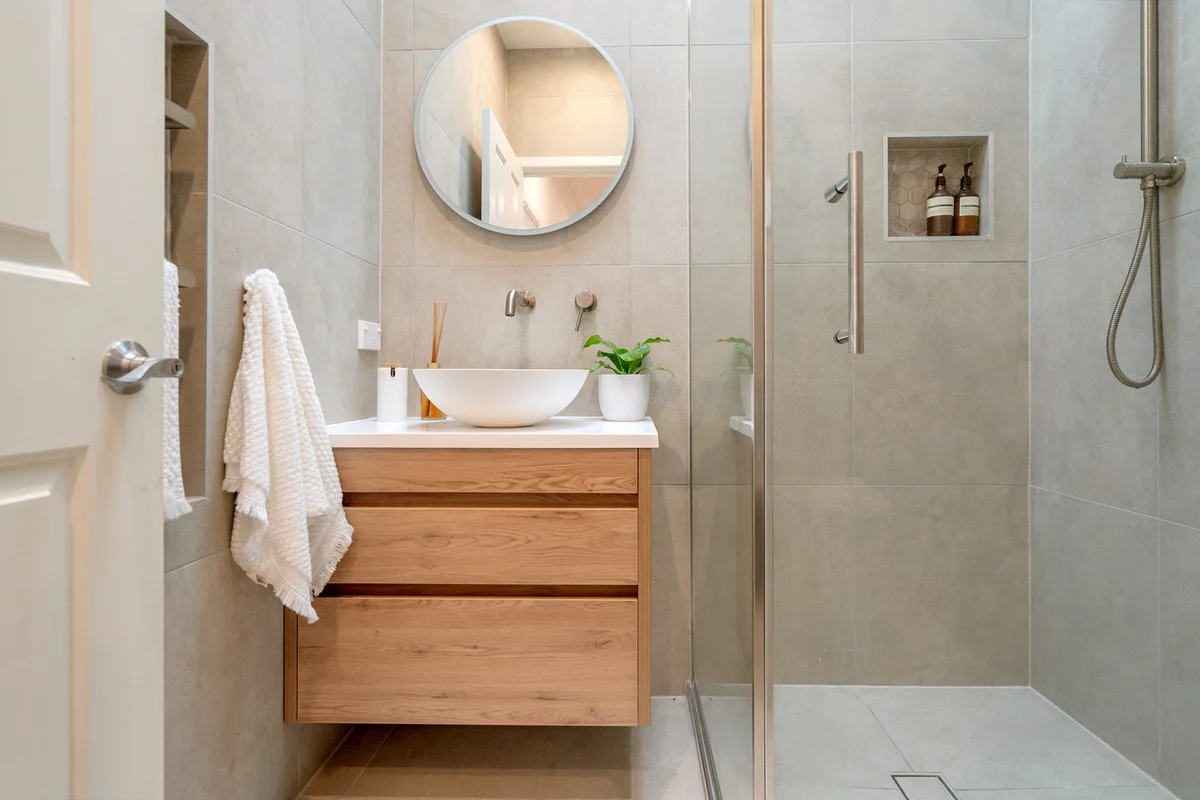 Modern bathroom with shower recess