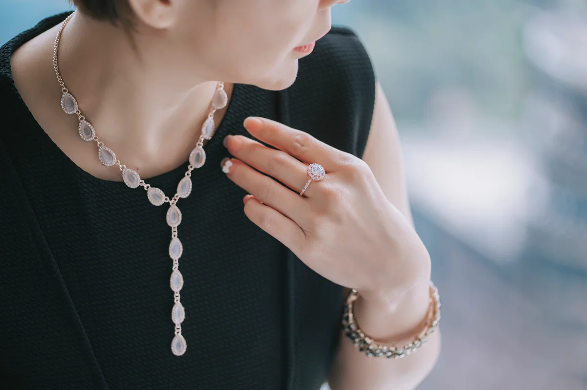 woman wearing black dress and elegant lariat necklace