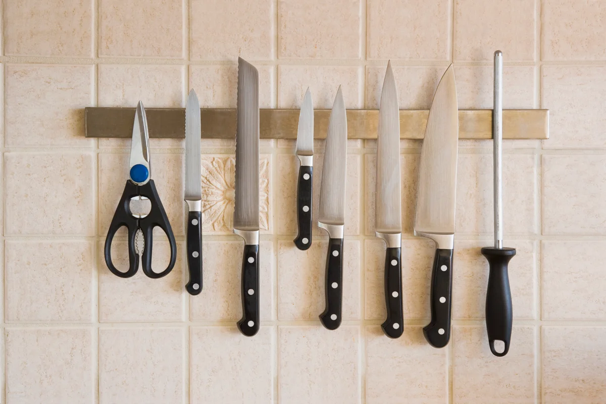 Magnetic knife strip