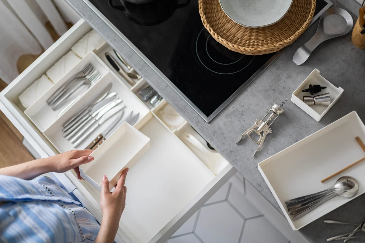 Drawer dividers holding knives