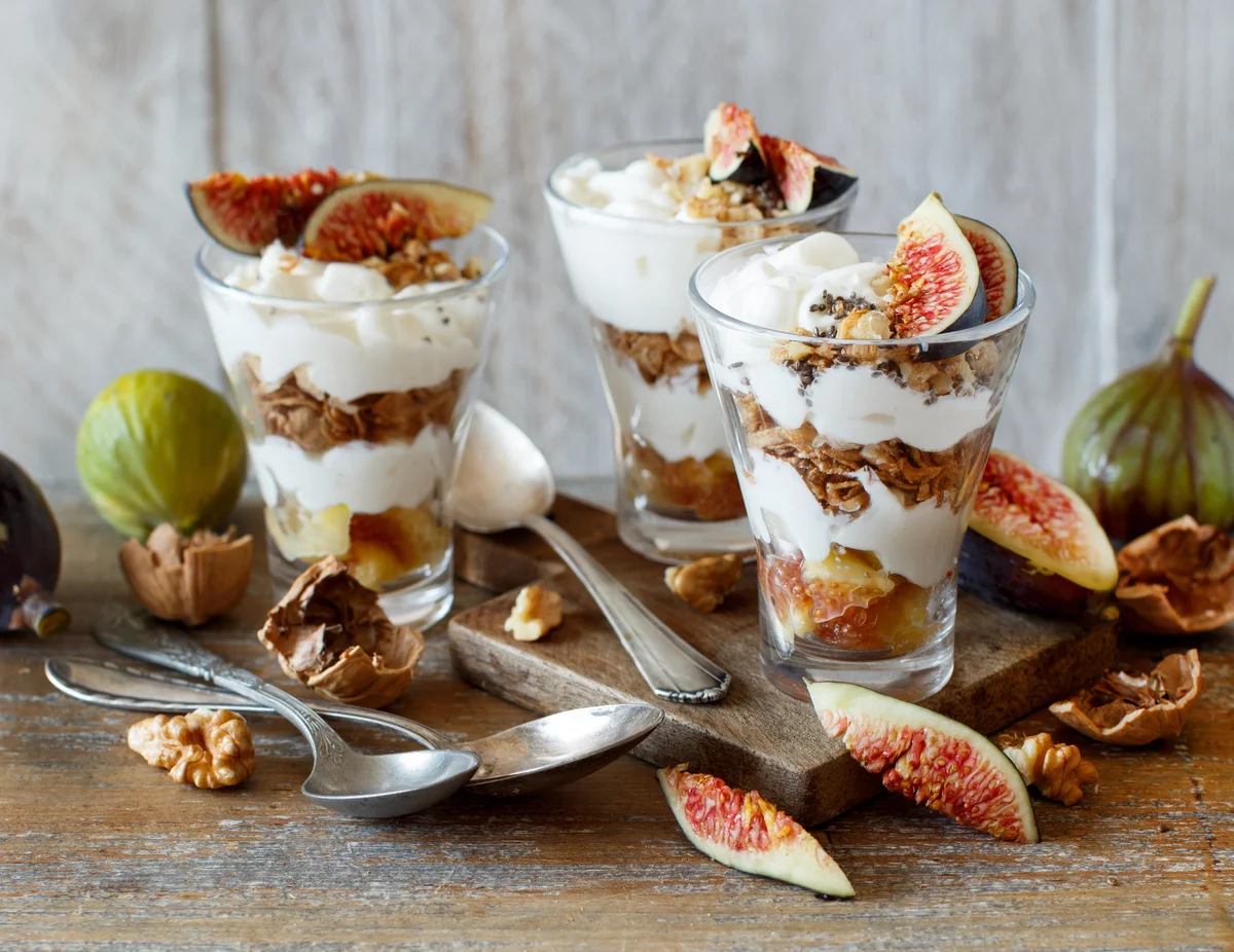 Three glasses of fig and granola dessert
