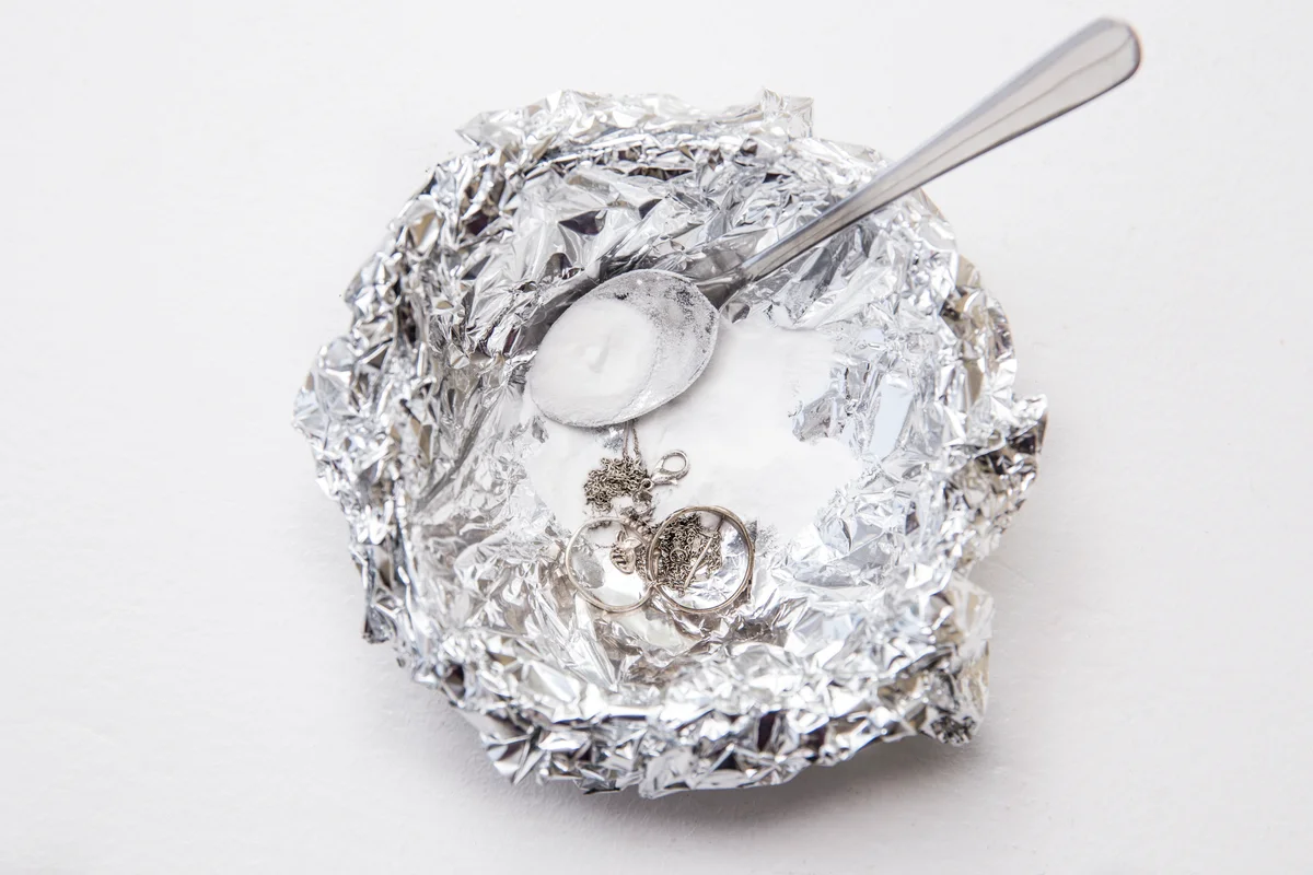 using aluminum foil and baking soda to polish silver