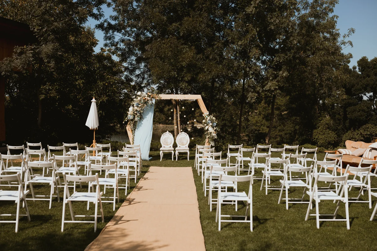 outdoor wedding aisle runner