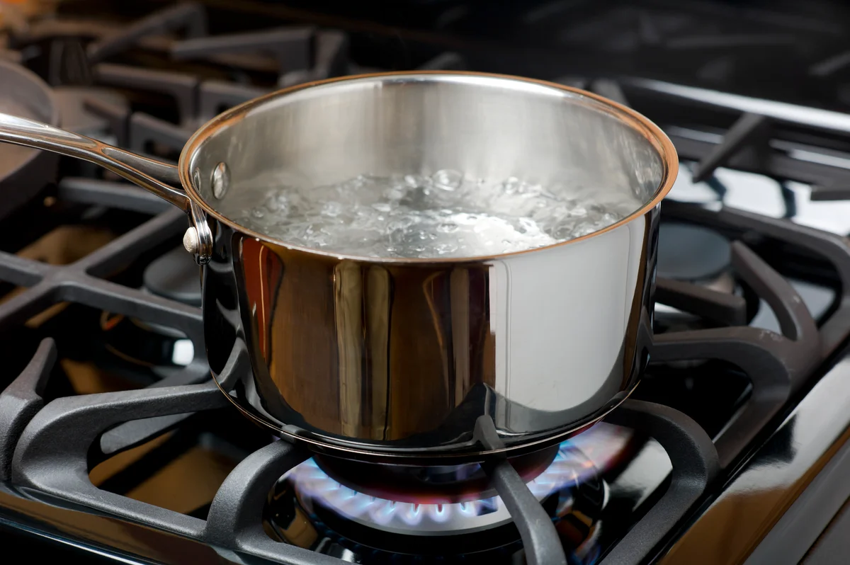 Water/vinegar boiling on stove
