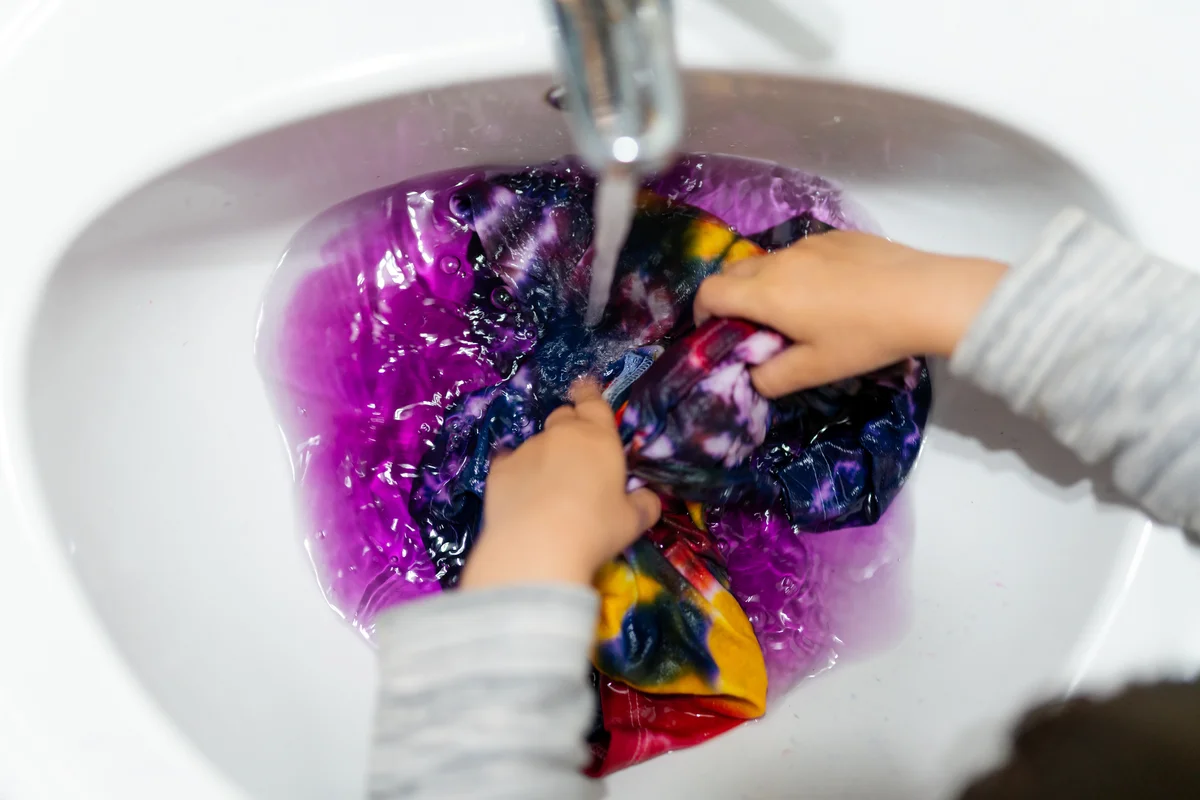 rinsing dyed fabric