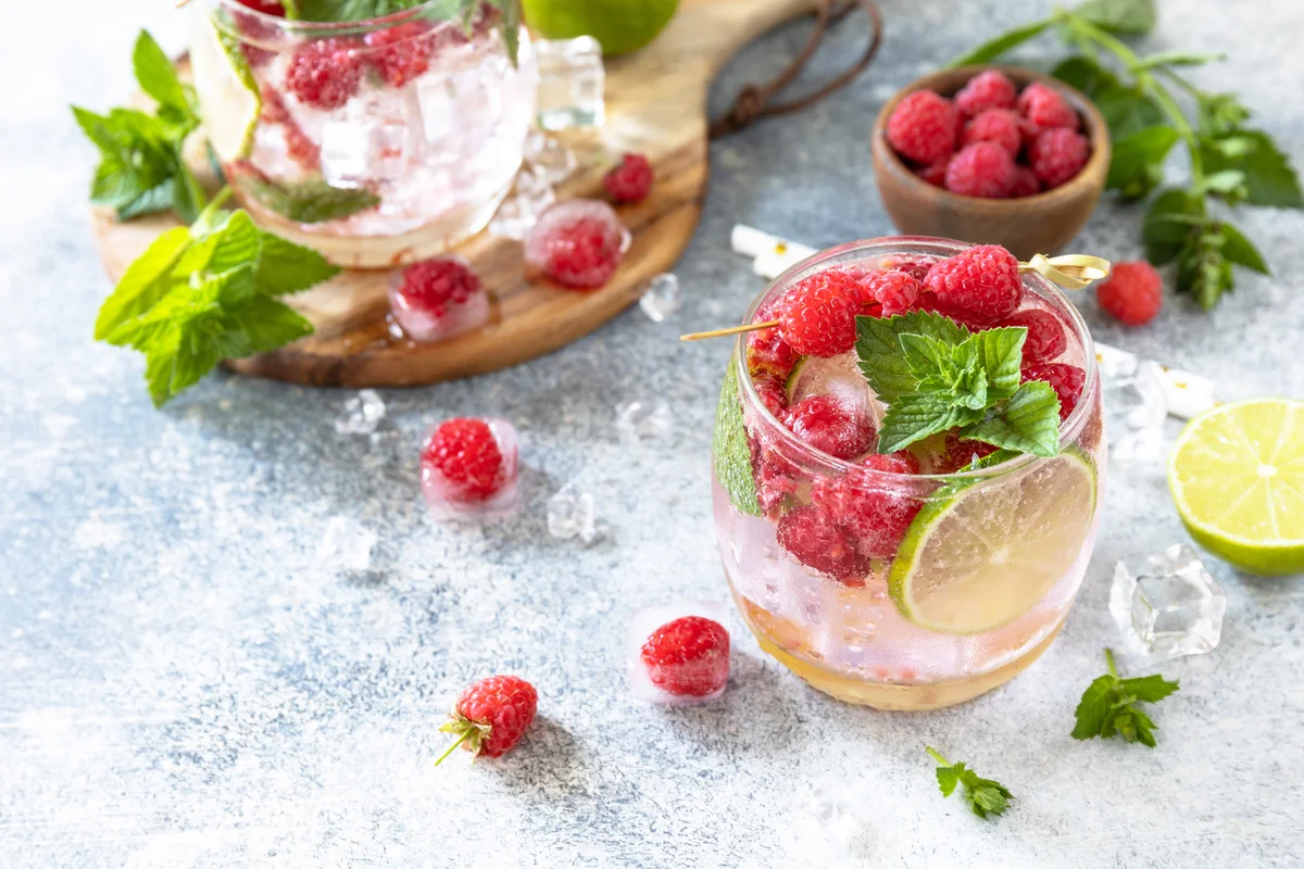 raspberry seltzer cocktail