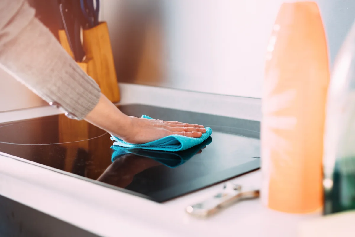 Cleaning a cooktop
