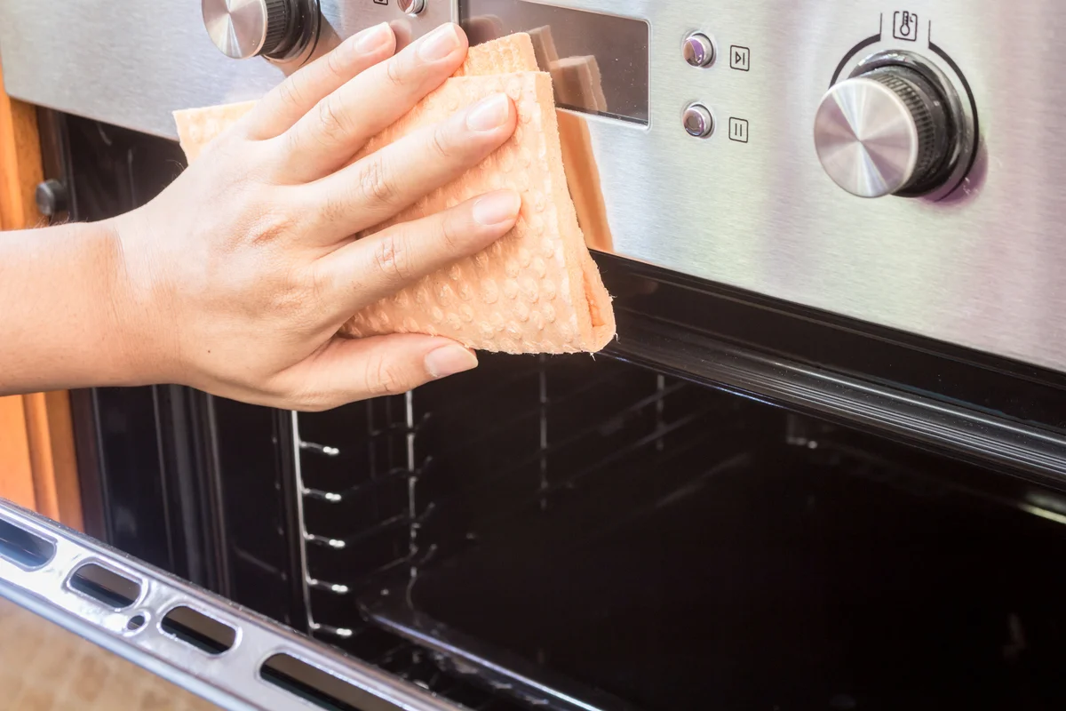 cleaning the oven