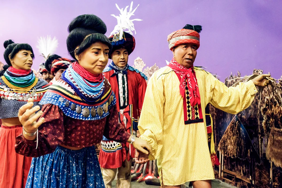 Lifelike ceremonial dancers on exhibit in the Ah-Tah-Thi-Ki Seminole Indian Museum