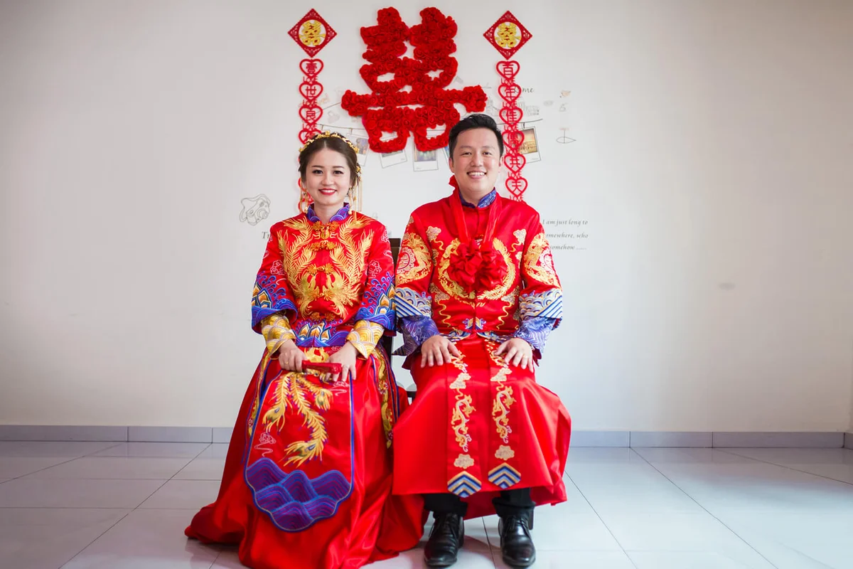 couple having their Chinese traditional wedding ceremony