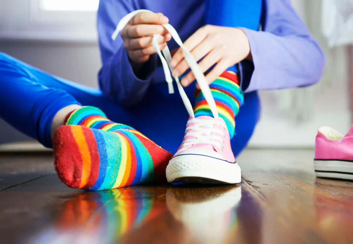 girl tying her shoe
