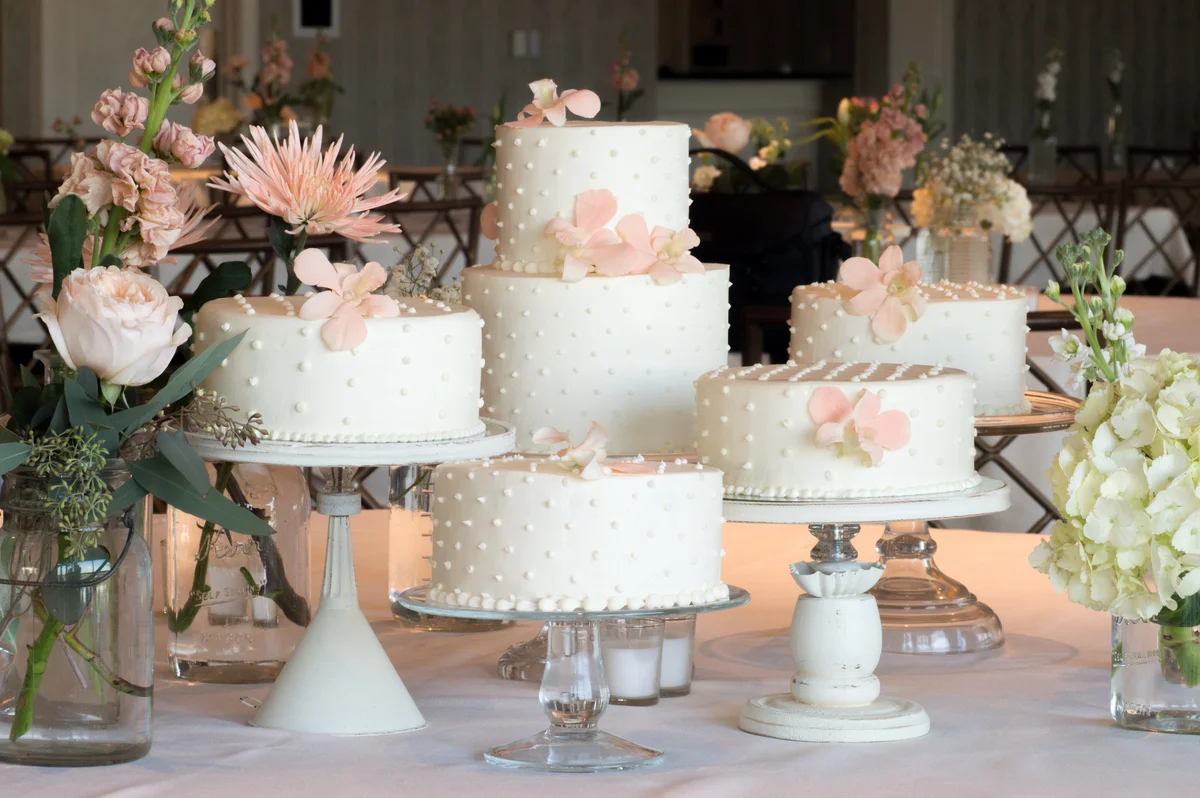 classic white wedding cakes