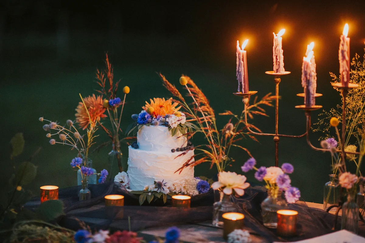 rustic cake with wildflowers