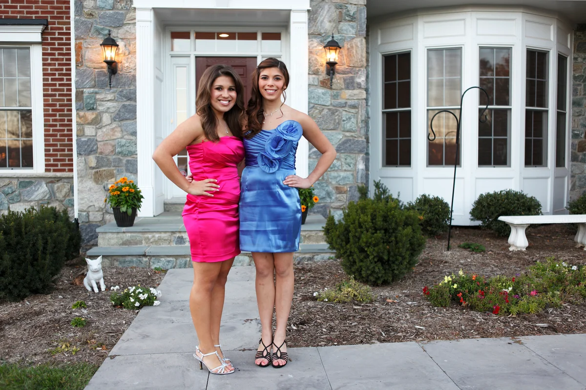 Female prom couple