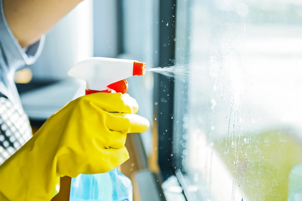 spray glass cleaner