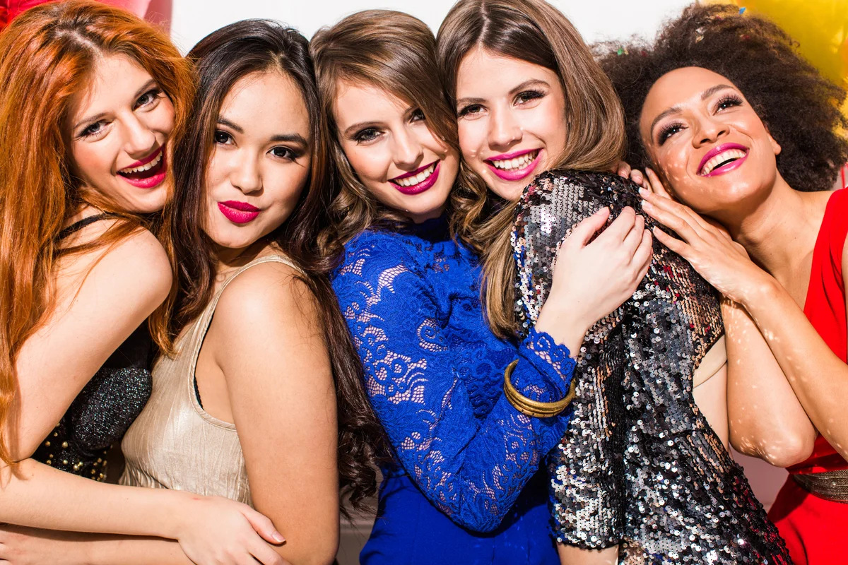 5 friends close together for prom photos