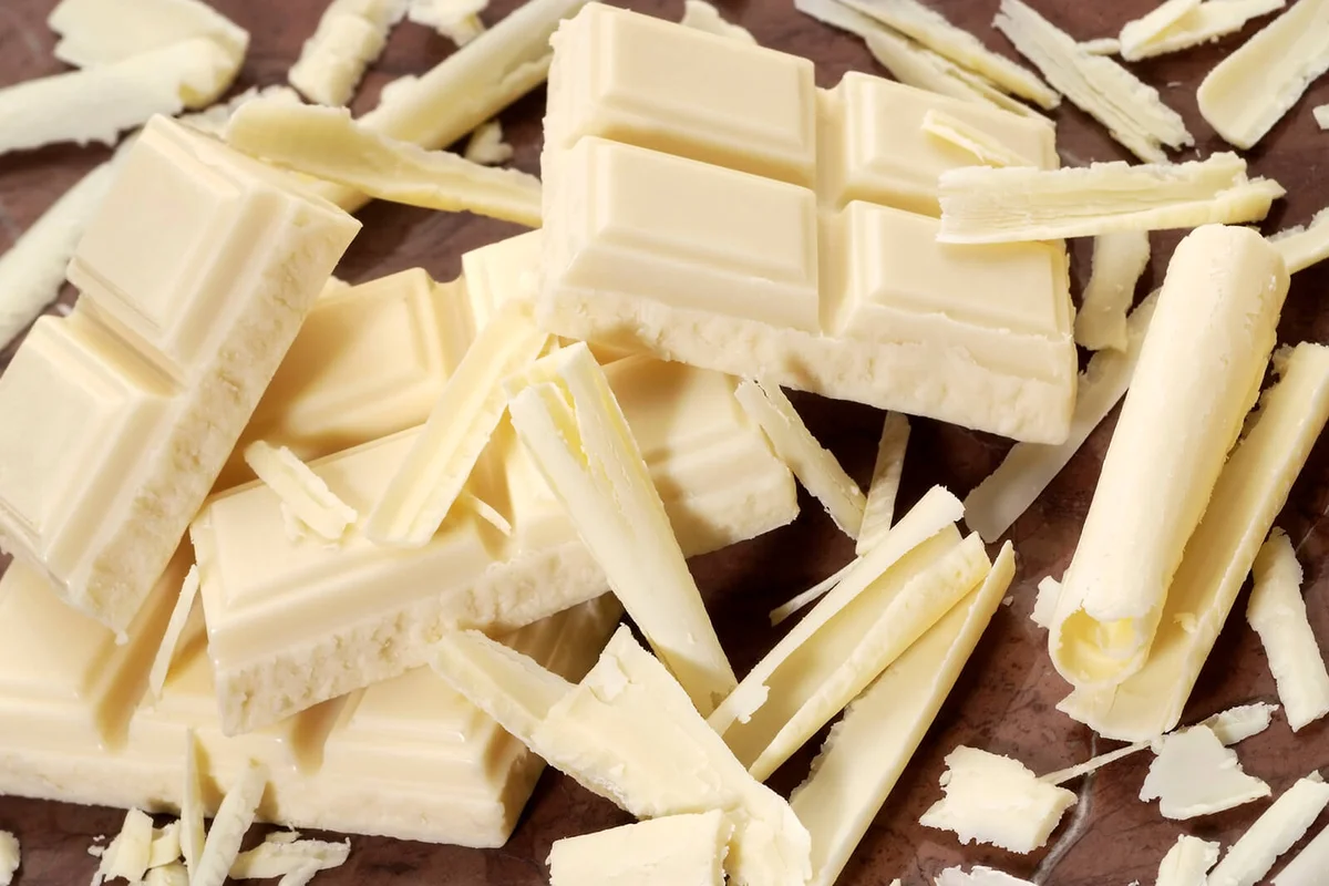 Pips of baking white chocolate pieces