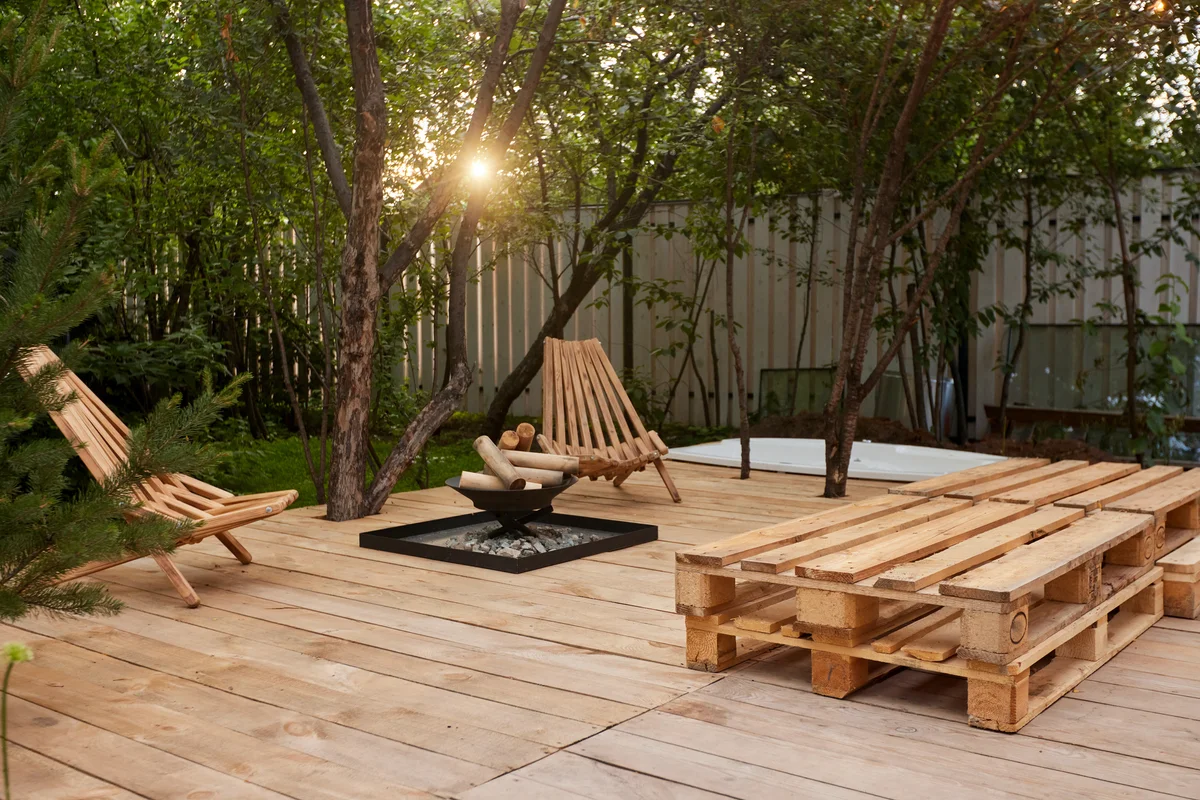 fire pit with wood pallet furniture