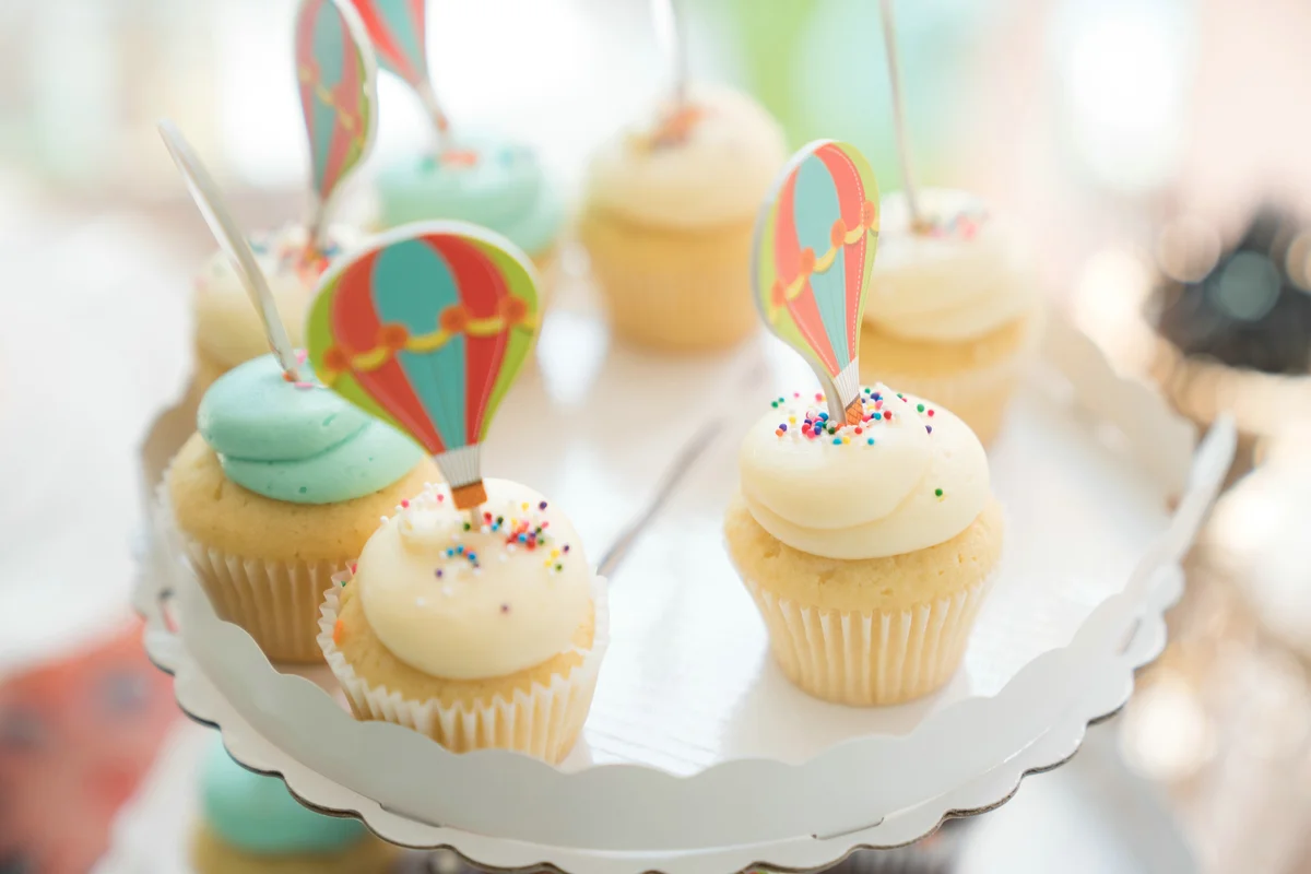 cupcakes with balloon toppers