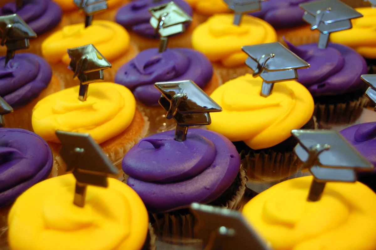 graduation cupcakes