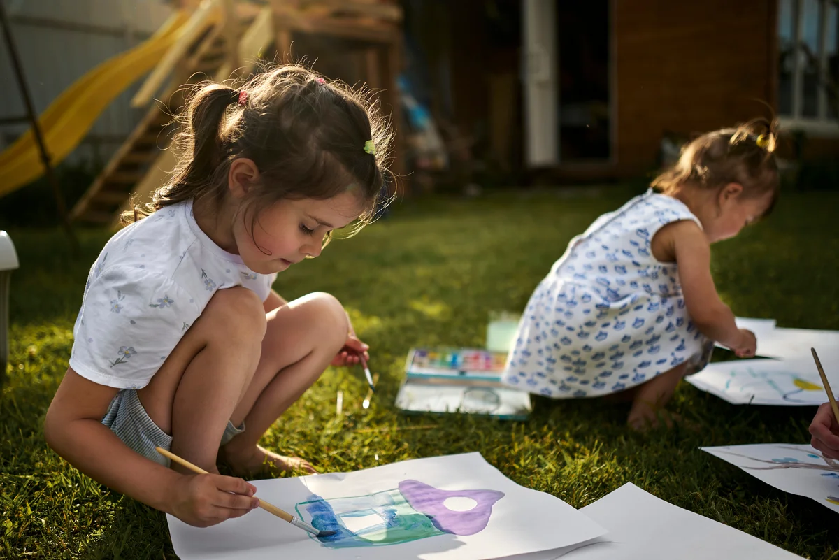 kids doing watercolor painting