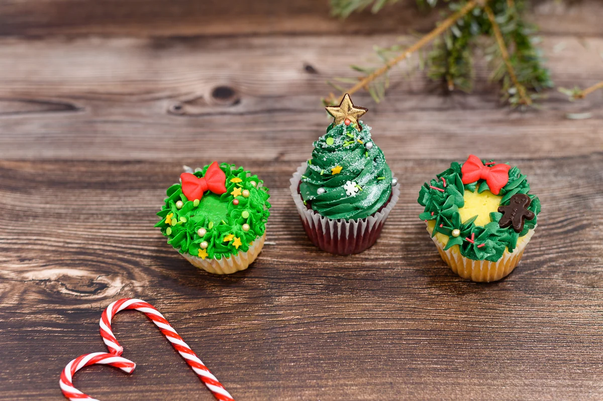 piped wreath cupcake