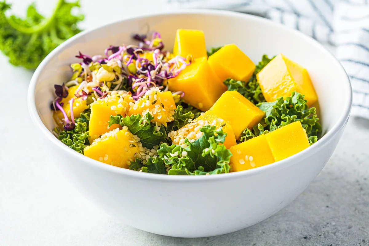 Kale salad with mango
