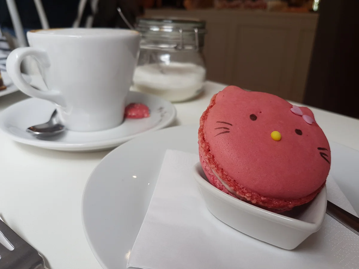 Hello Kitty macaron