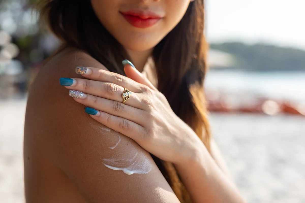 woman applying sunscreen