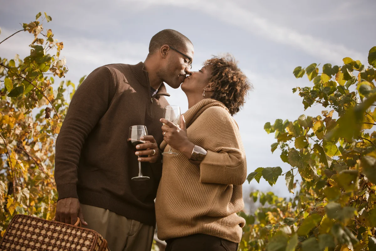 Couple kissing in Missouri vineyard