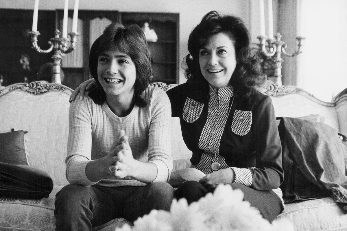 David Cassidy, with his mother Evelyn Ward, sitting on a couch together, circa 1975