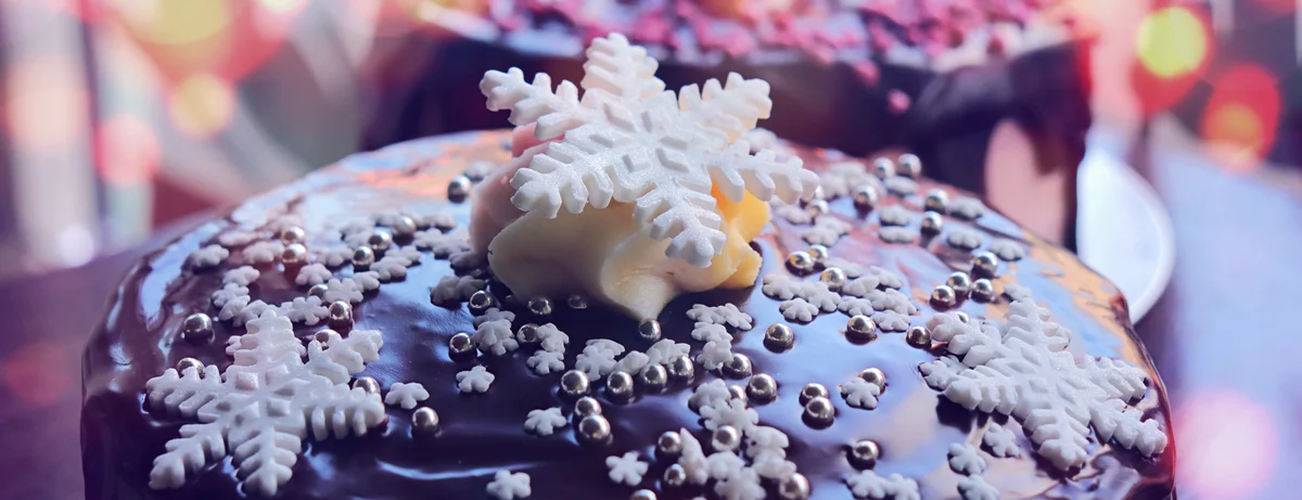Cake covered in snowflakes for Frozen