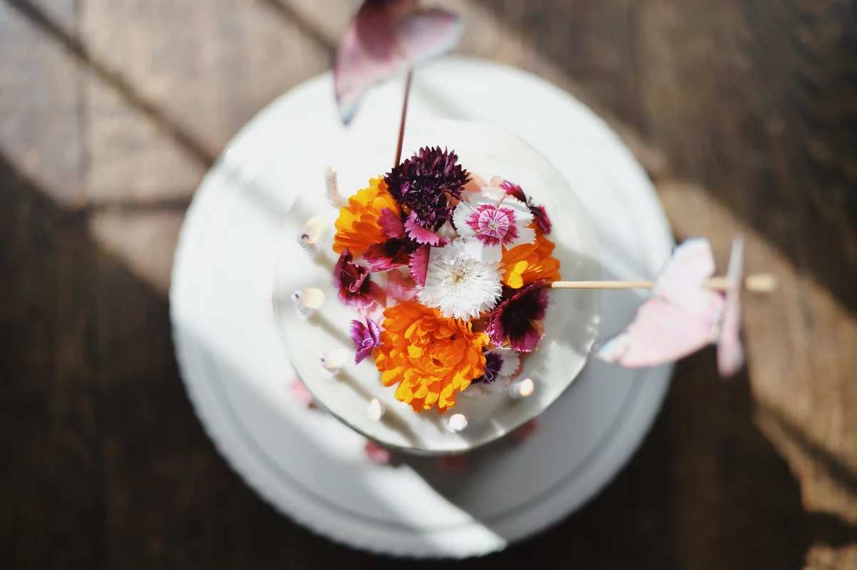 Cake topped with beautiful real flowers